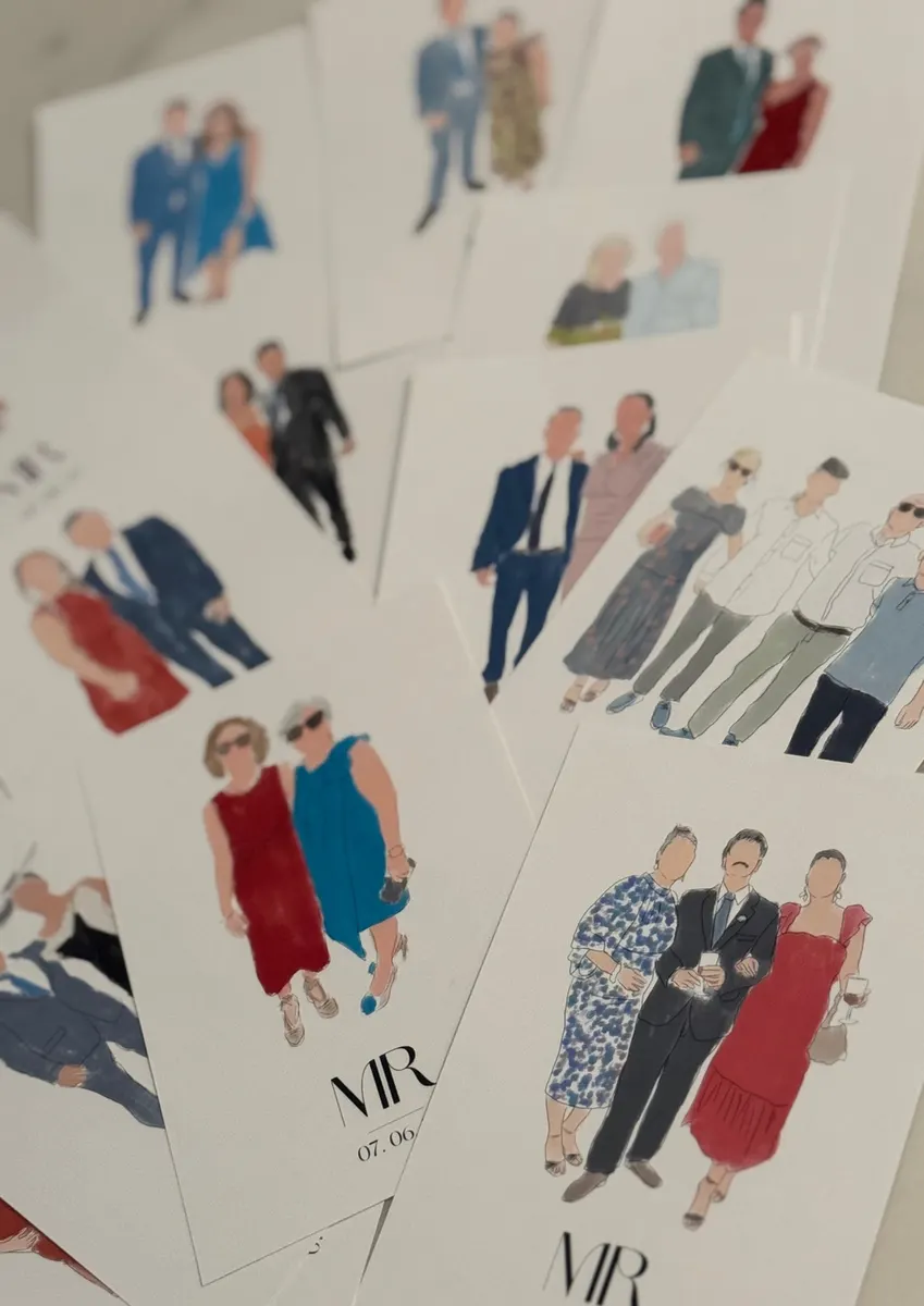 Montón de ilustraciones en color de invitados de una boda, cada una con el monograma de los novios